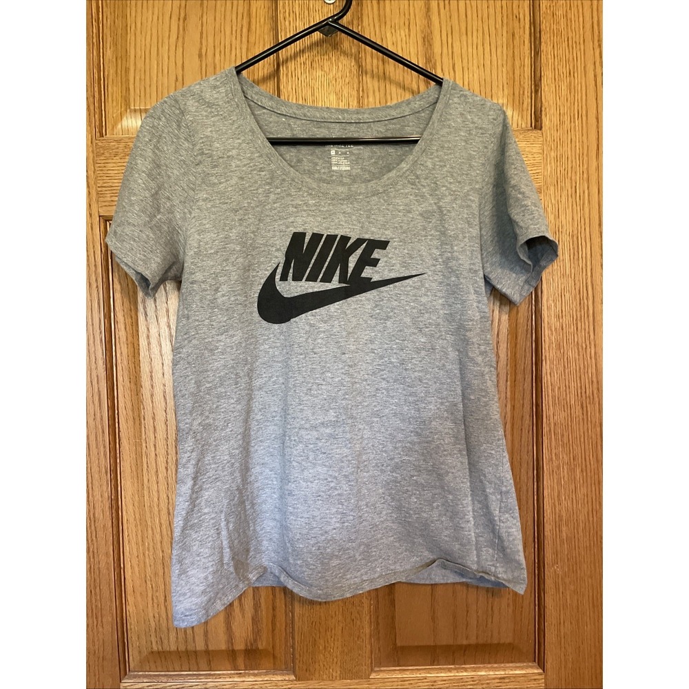 Womens Nike SPORTSWEAR ESSENTIAL T-SHIRT Size Medium Wide Neck